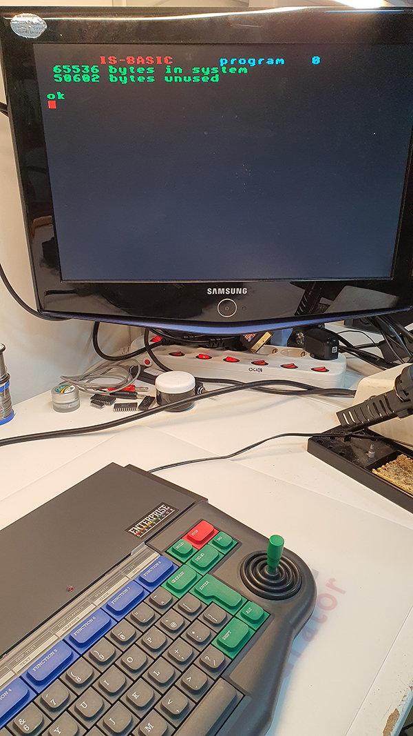 Enterprise első lépések | Enterprise 64k induló képernyő, BASIC kártya (UK billentyűzet)