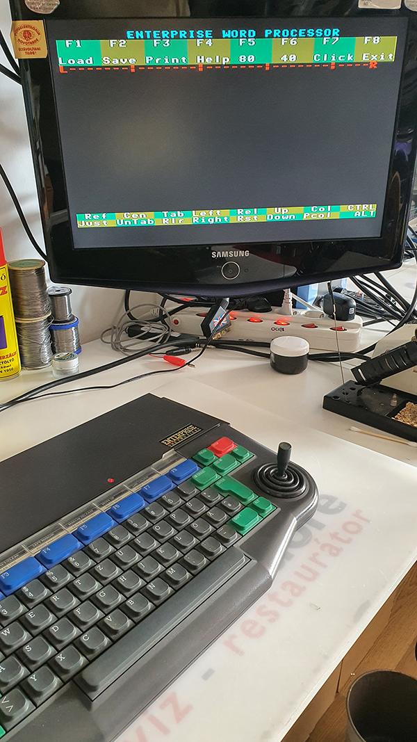 Enterprise első lépések | Enterprise 128k induló képernyő, beépített szövegszerkesztő (DE billentyűzet)